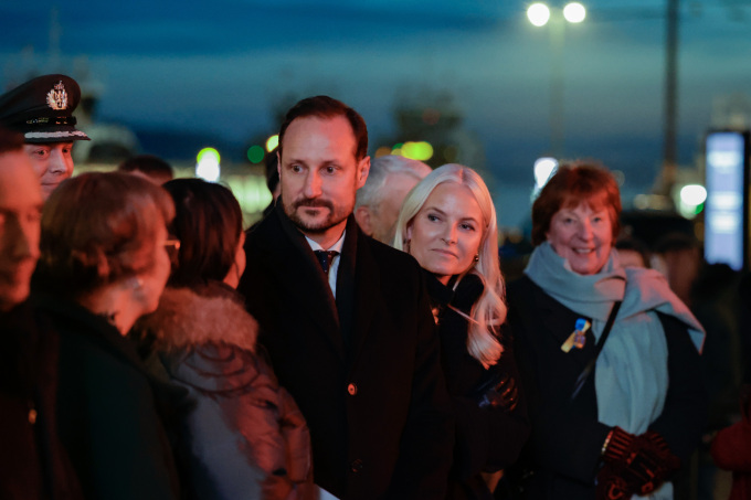 Kronprins Haakon og Kronprinsesse Mette-Marit under markeringen til støtte for ofrene under krigen i Ukraina i Oslo i kveld. Foto: Alf Simensen / NTB